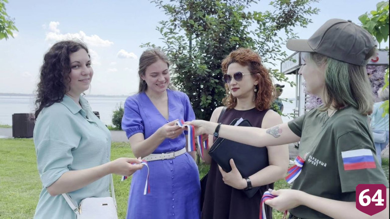 В Саратове волонтеры раздали 1000 ленточек с триколором и сдали кровь